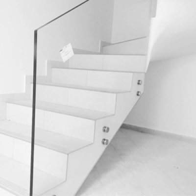 balustrada-sticla-securizat-transparent-fumurie-13.jpg-1.webp