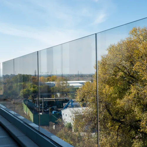 balustrada-sticla-securizat-transparent-fumurie-6.jpg-1.webp