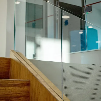 balustrada-sticla-securizat-transparent-fumurie-roua-shading.jpg-1-1.webp